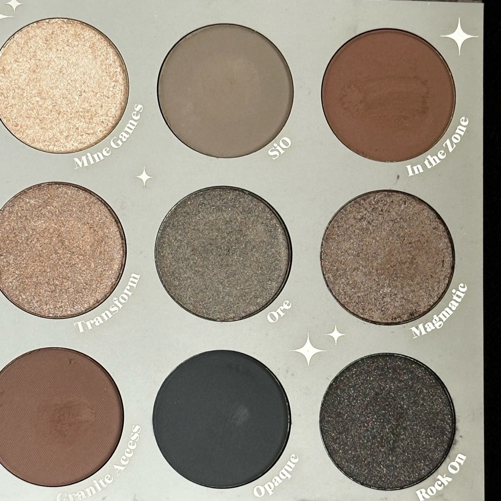 Colour pop eyeshadow palette in Of Quartz